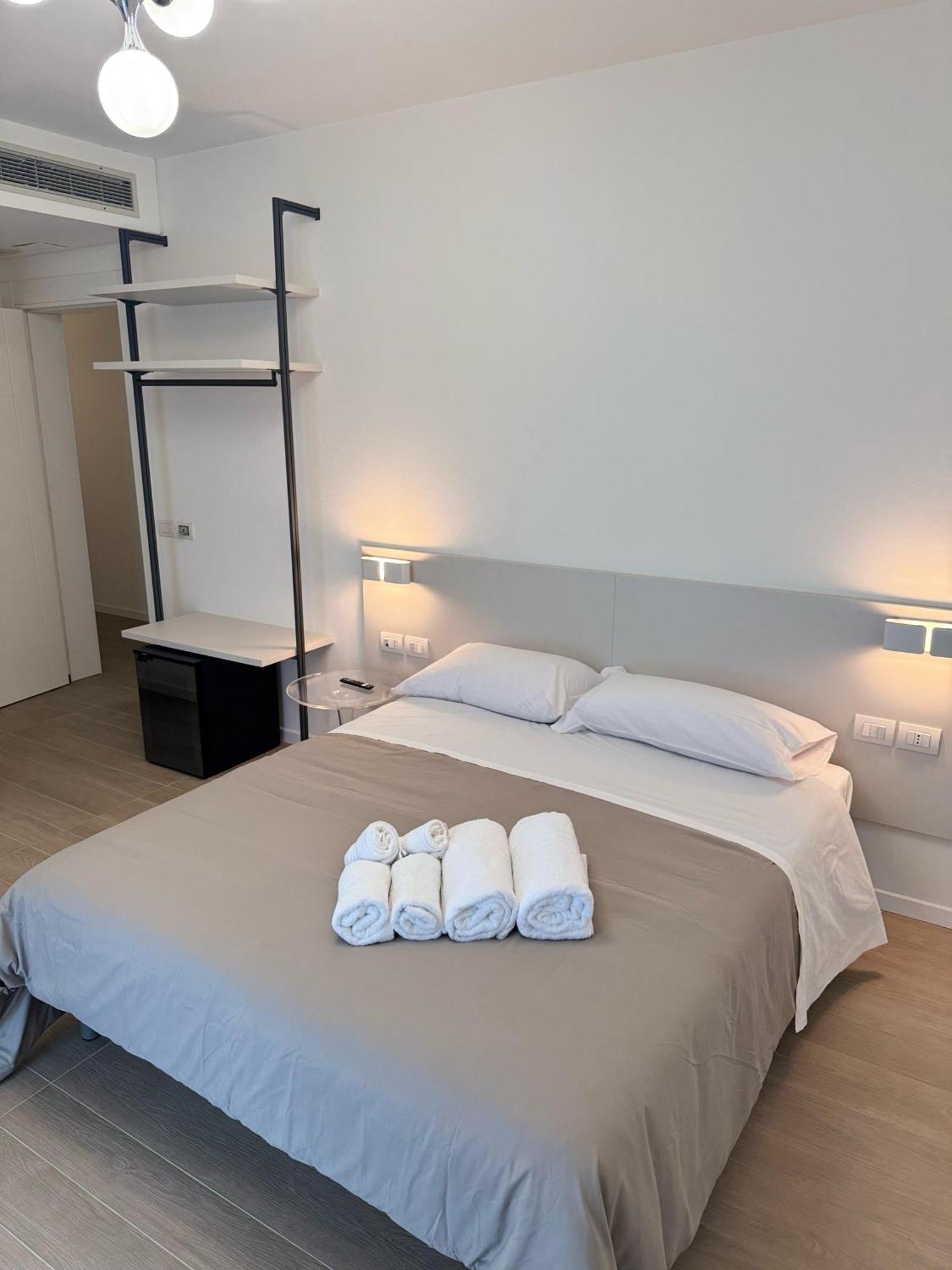 Hotel Villa Mary Santa Maria Di Sala Bagian luar foto