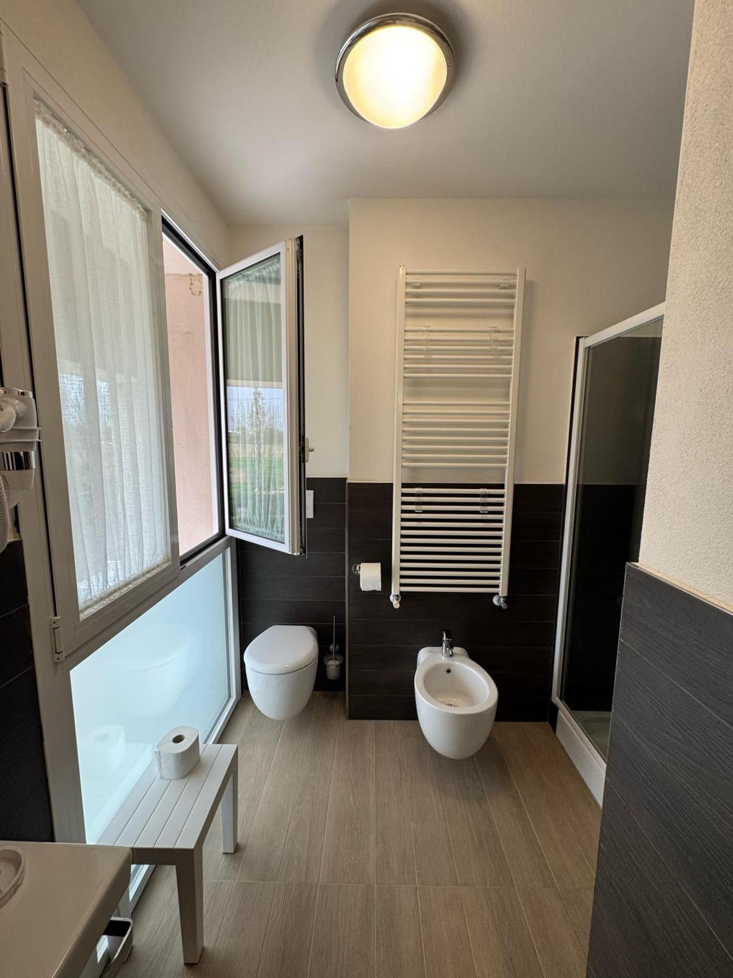 Hotel Villa Mary Santa Maria Di Sala Bagian luar foto