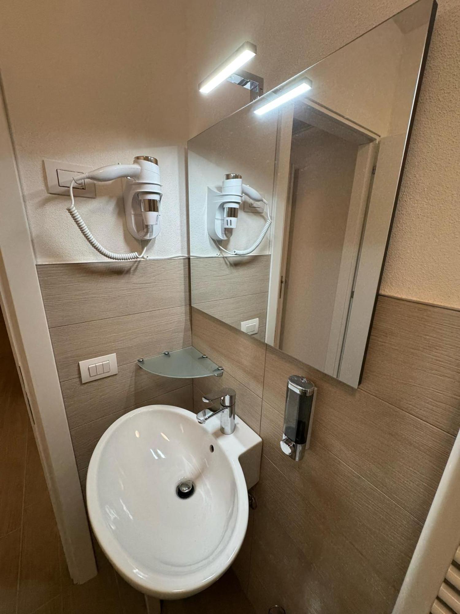 Hotel Villa Mary Santa Maria Di Sala Bagian luar foto