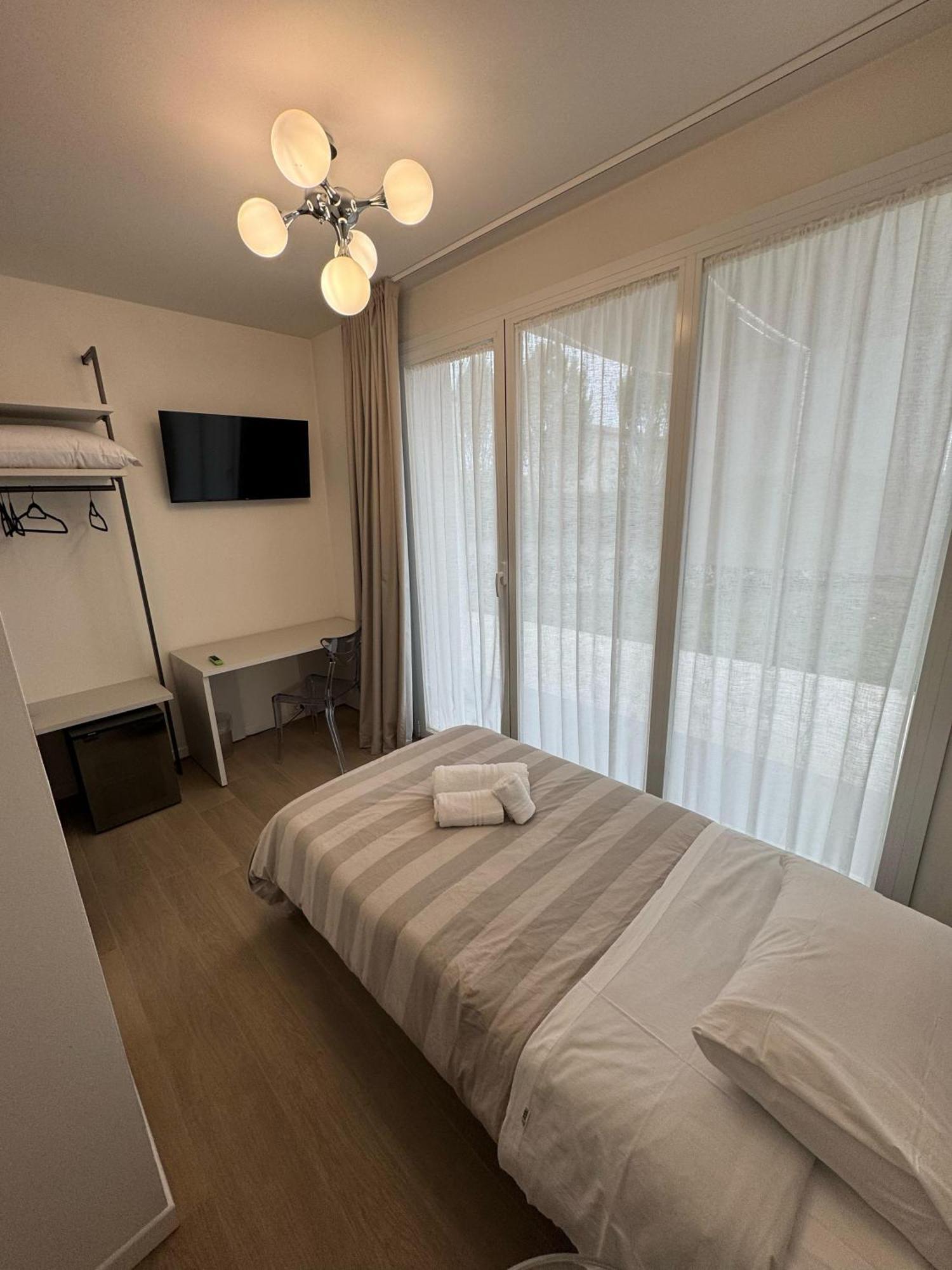 Hotel Villa Mary Santa Maria Di Sala Bagian luar foto