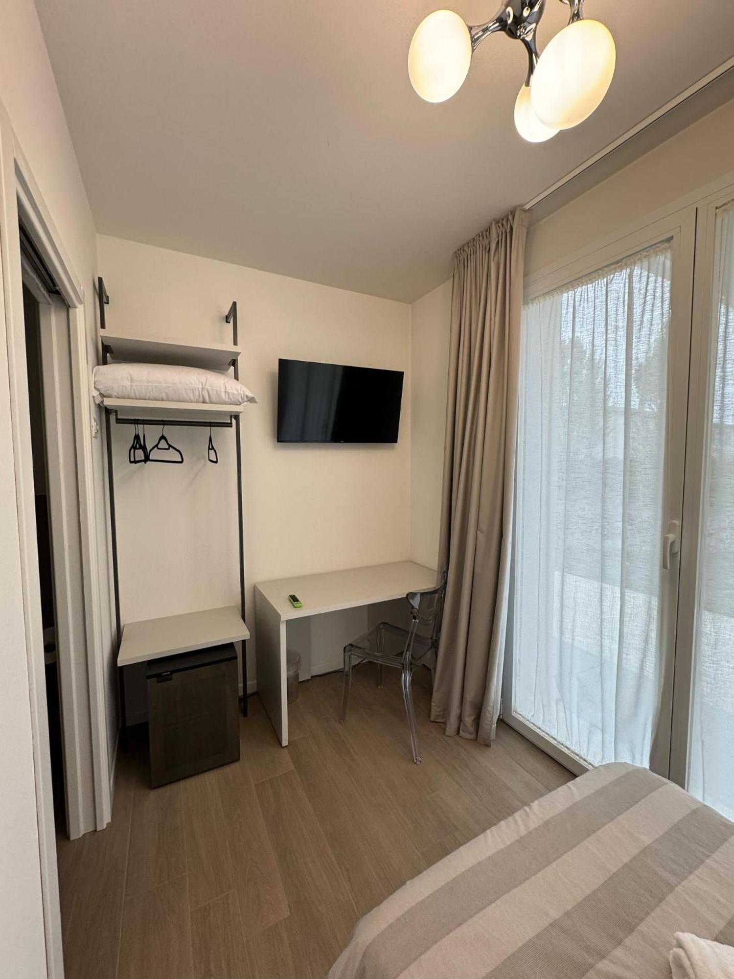 Hotel Villa Mary Santa Maria Di Sala Bagian luar foto