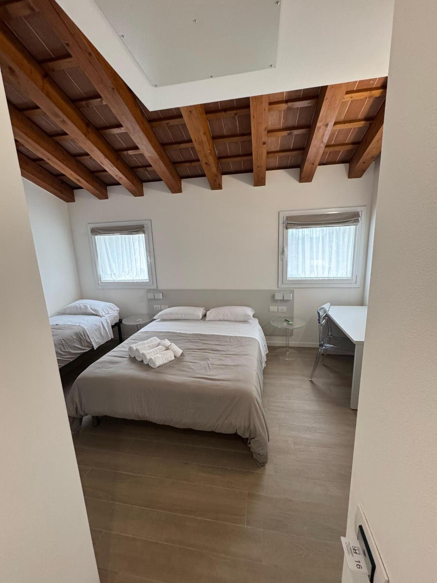 Hotel Villa Mary Santa Maria Di Sala Bagian luar foto