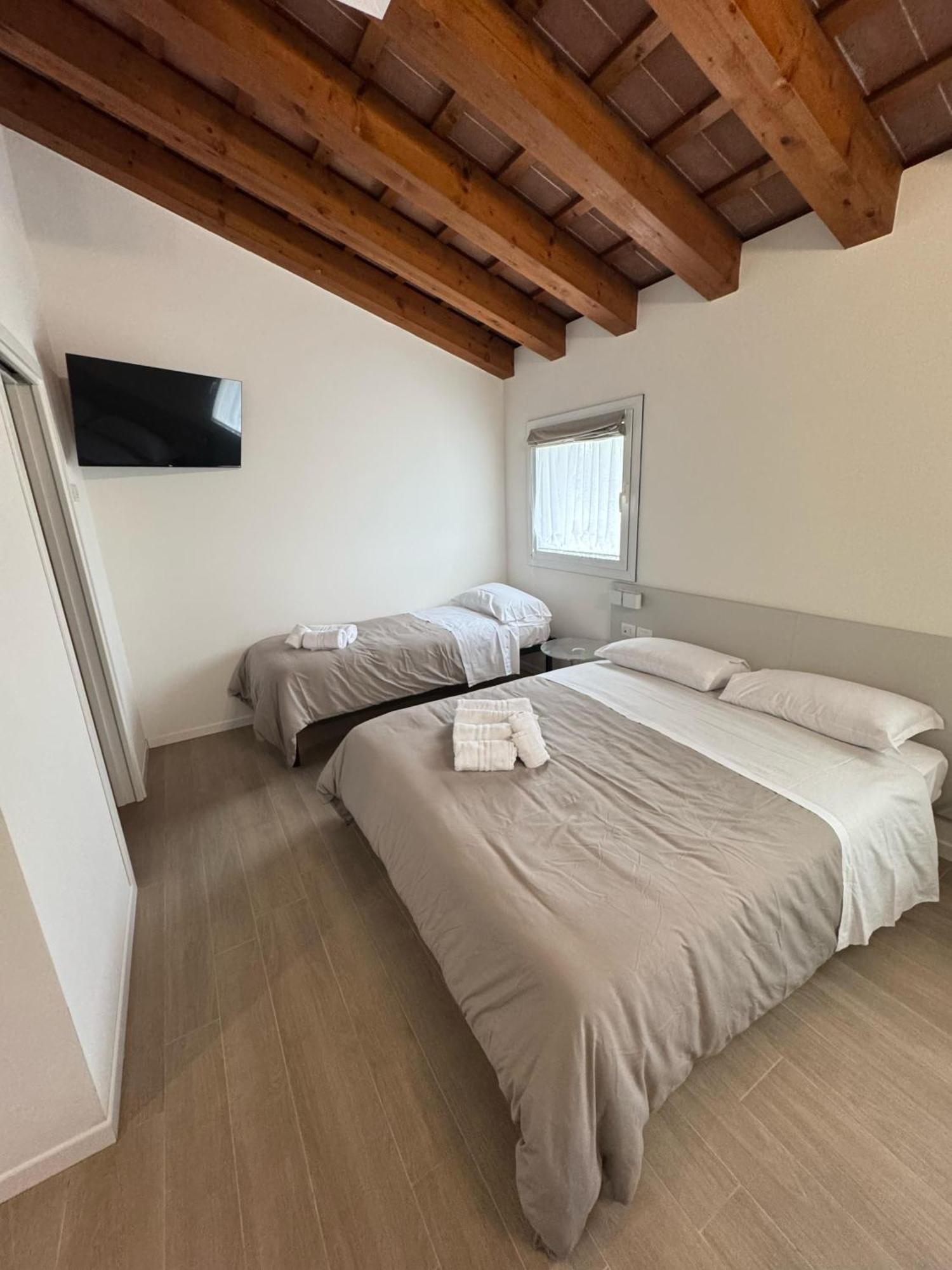 Hotel Villa Mary Santa Maria Di Sala Bagian luar foto