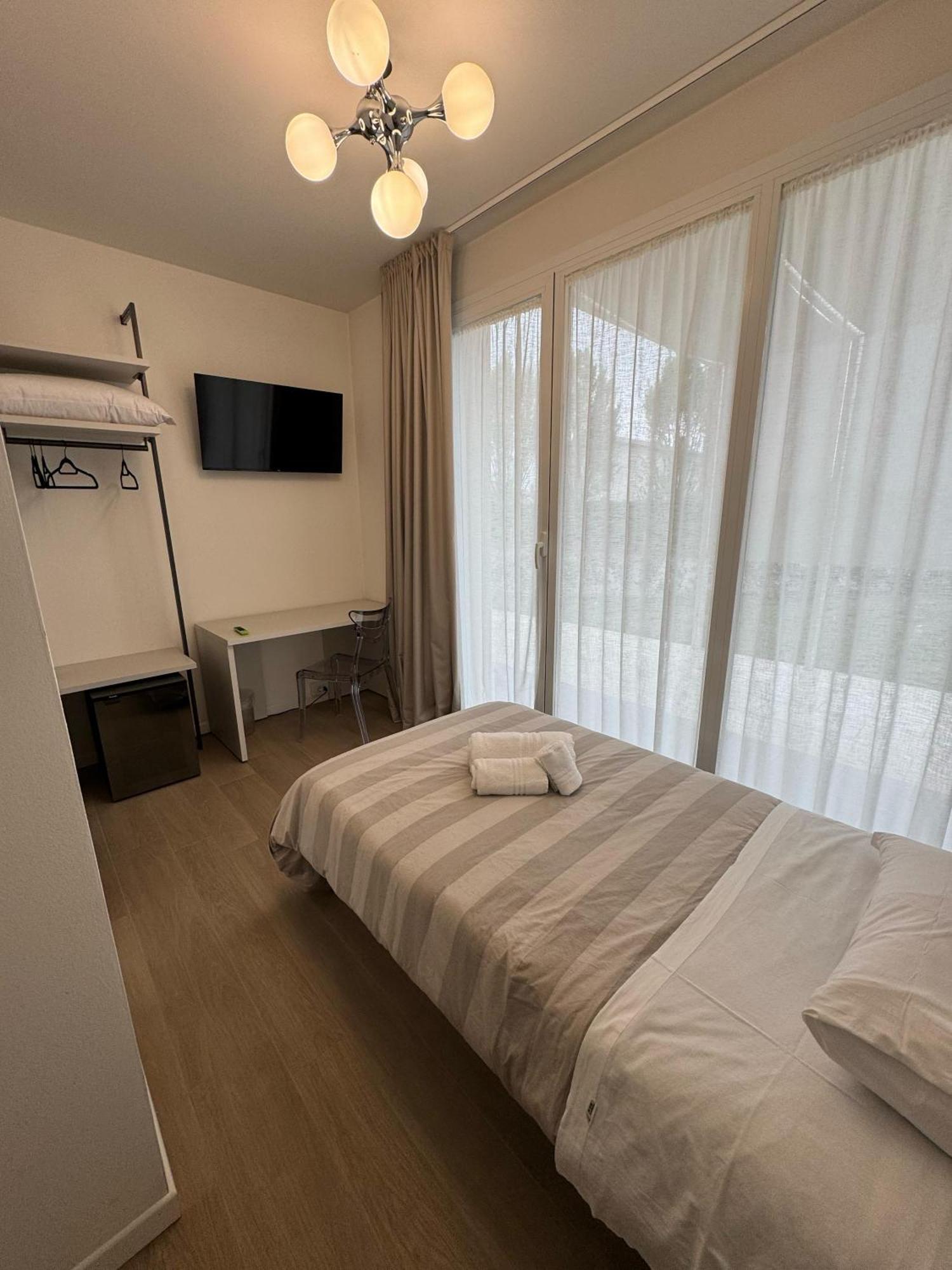 Hotel Villa Mary Santa Maria Di Sala Bagian luar foto