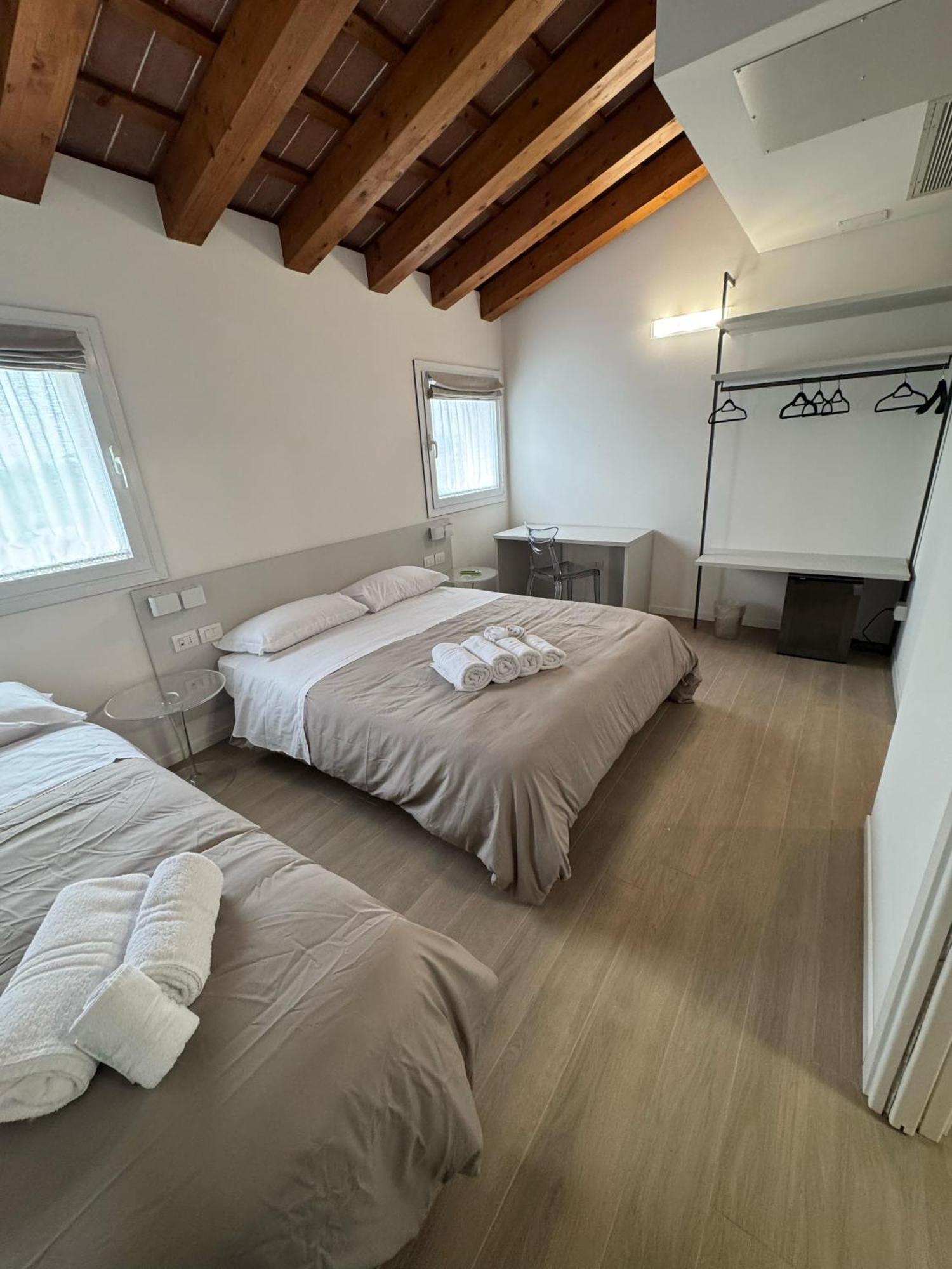 Hotel Villa Mary Santa Maria Di Sala Bagian luar foto